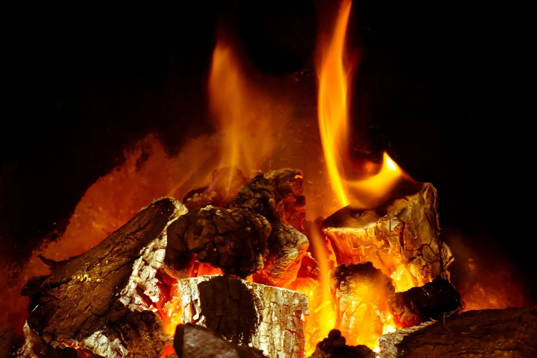 Choosing the right gas logs for your gas fire pit or fireplace